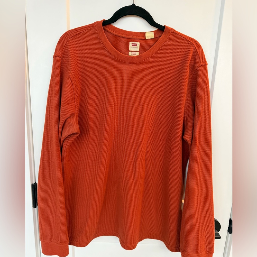 MENS LEVIS WAFFLE WEAVE LONG SLEEVE TOP
SCOOP NECK SIZE LARGE TEE -fab color